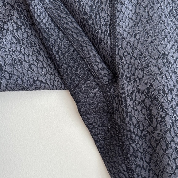 All In Motion Women's Snake Print Jacquard Leggings, Dark Grey, Size Medium - Picture 12 of 16